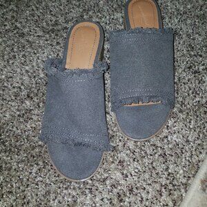 Slides by Universal Thread Goods CO.